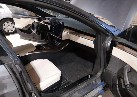 2021 Tesla Model S Plaid Tri Motor All-Wheel Drive z USA, uszkodzony, nr VIN 5YJSA1E66MF431975